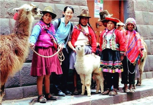 画像は、2013年ペルー・クスコにて｜左から２人目